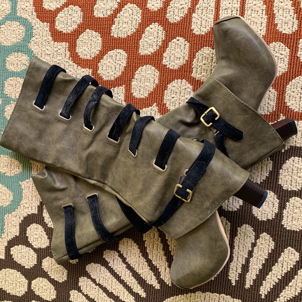 Army green knee boots with dark straps size 7.5.